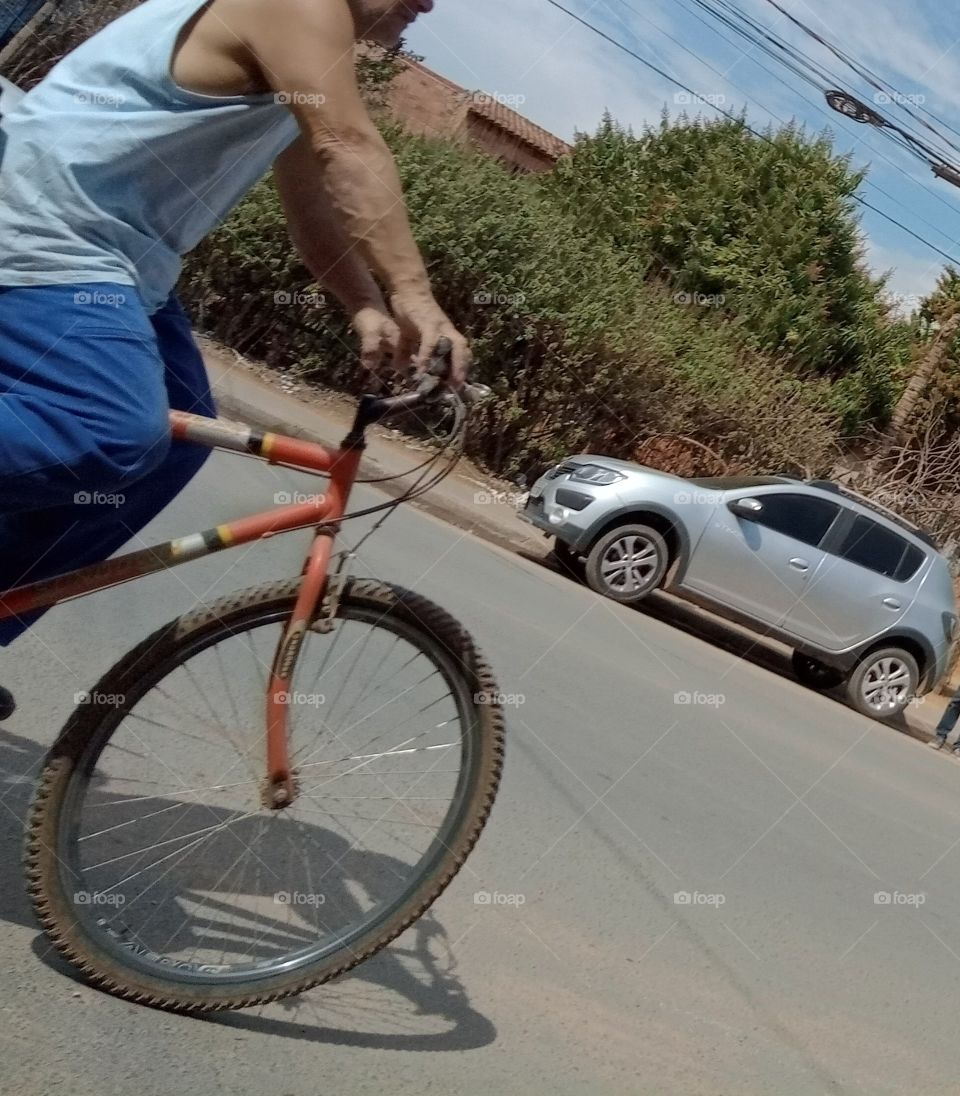 A bicicleta, ciclista e o automóvel