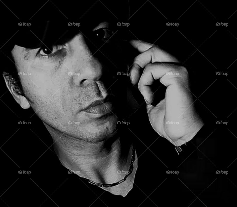 Rosto, perfil. Atendendo smartphone.