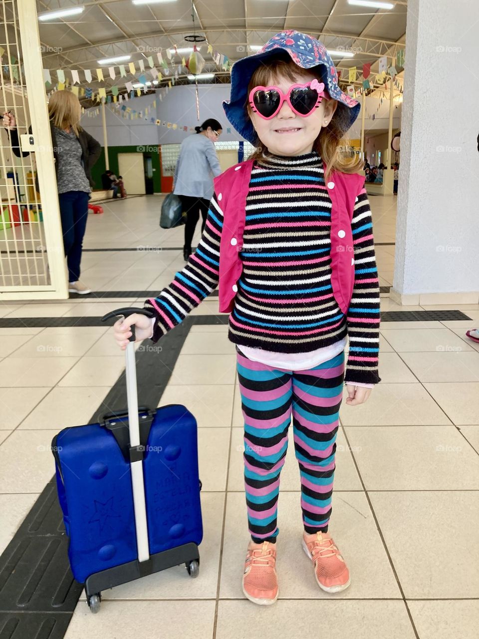 🇺🇸 My daughter Estela and her crazy clothing model! What look is this, little girl? /  🇧🇷 Minha filha Estela e seu modelo de roupa bem louco! Que visual é esse, garotinha?