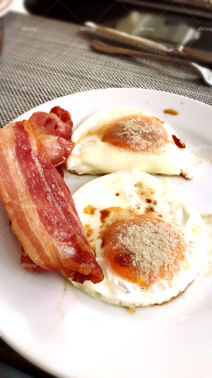 Who doesn't love bacon and fried eggs?
Easy popular breakfast and full of energy for whole day !