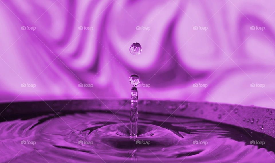 Goccia viola su sfondo marmorizzato