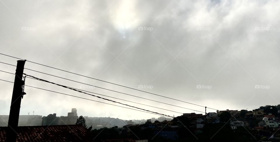 E depois de um amanhecer tão bonito e colorido, a névoa resolveu dar o seu “bom dia” por aqui...
Tudo branco (e gelado) lá fora.