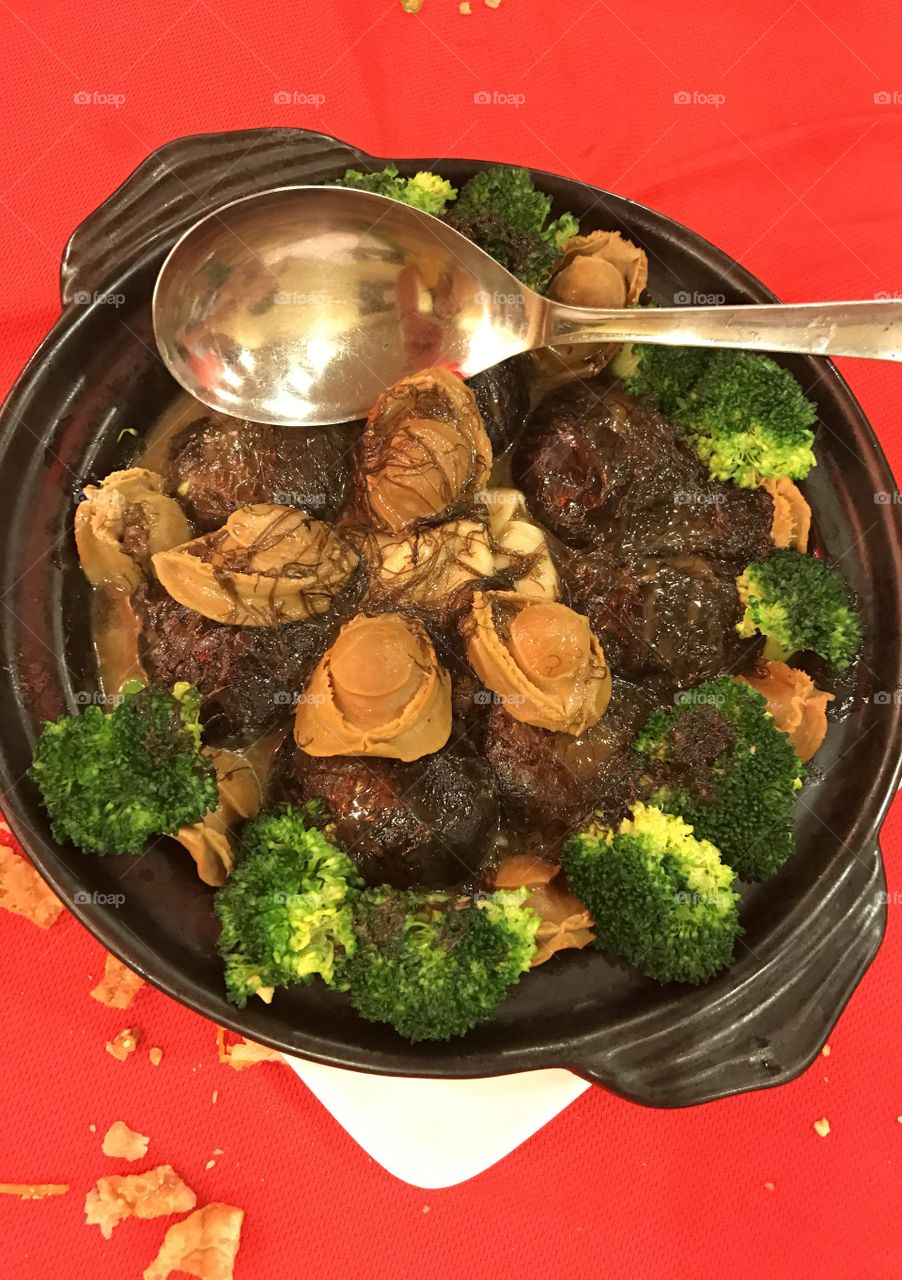 Braised Mushroom, Abalone, Scallop, Fish Maw & Broccoli Pot 
