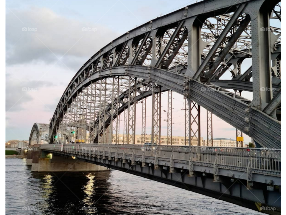 Мост над озером в Санкт-Петербурге