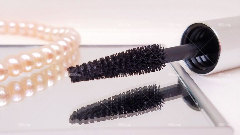 Eye mascara and pearls