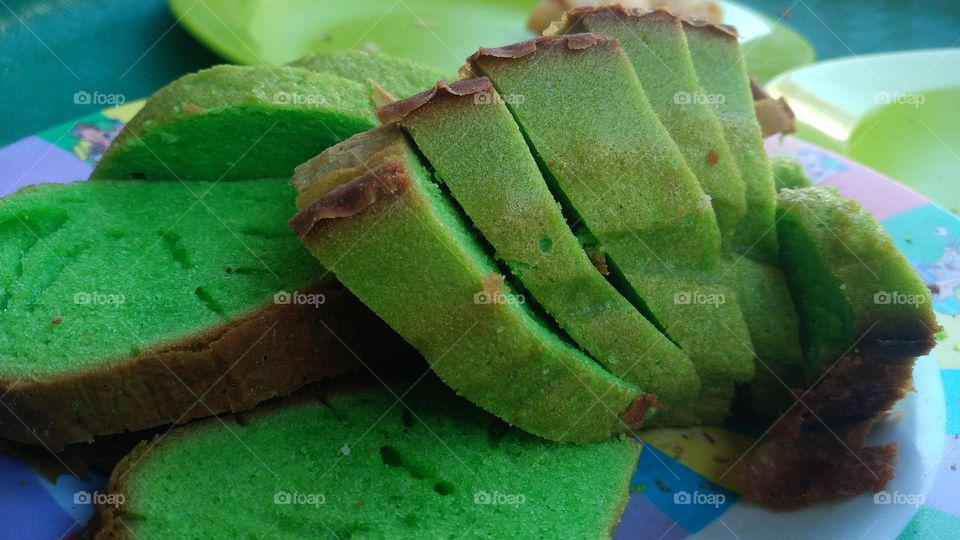 Pandan sponge cake is a sponge cake originating from Malay land which is flavored with pandanus amaryllifolius leaf juice. This food is famous in Indonesia