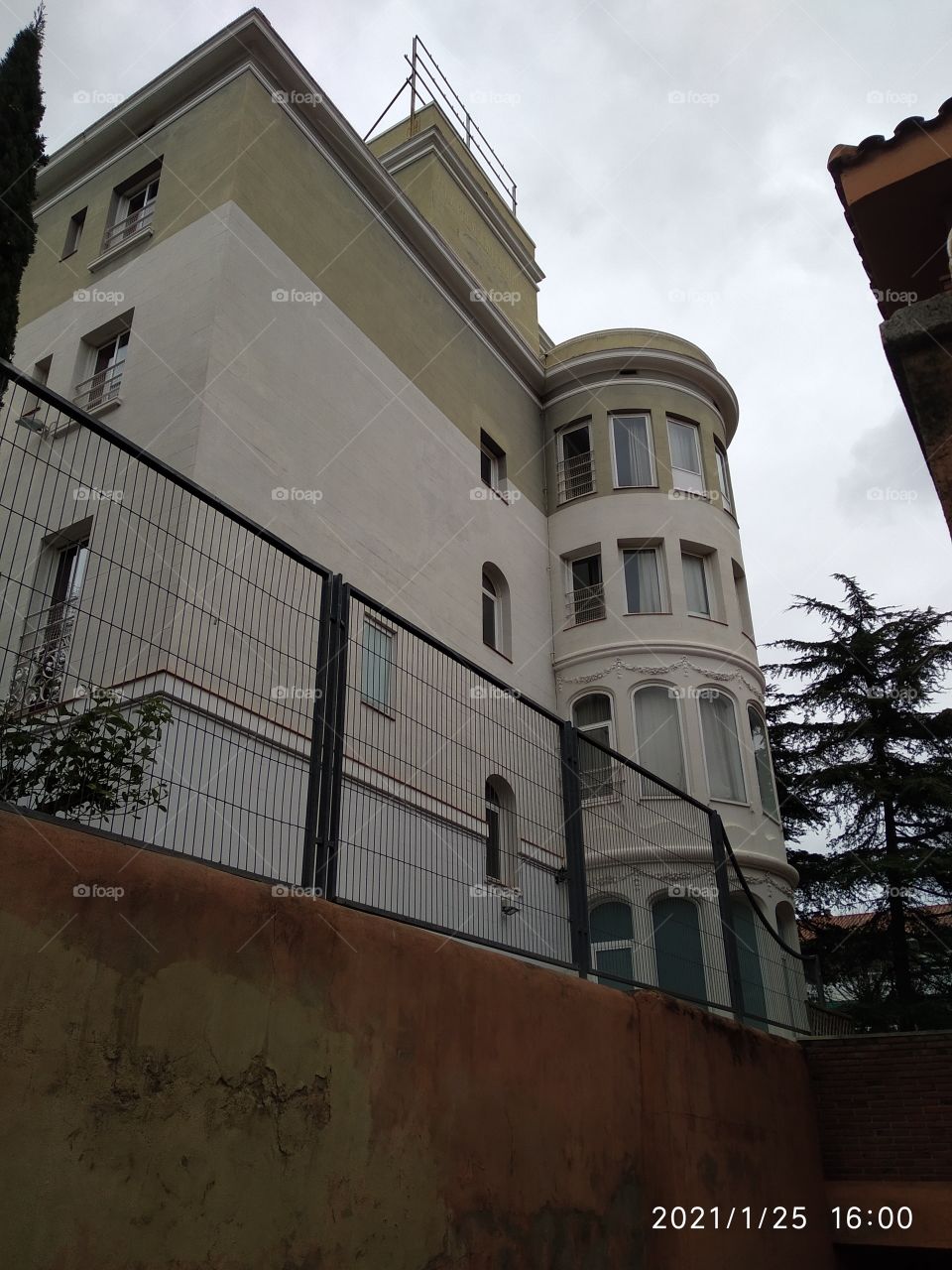 casa con fachada en forma de torre