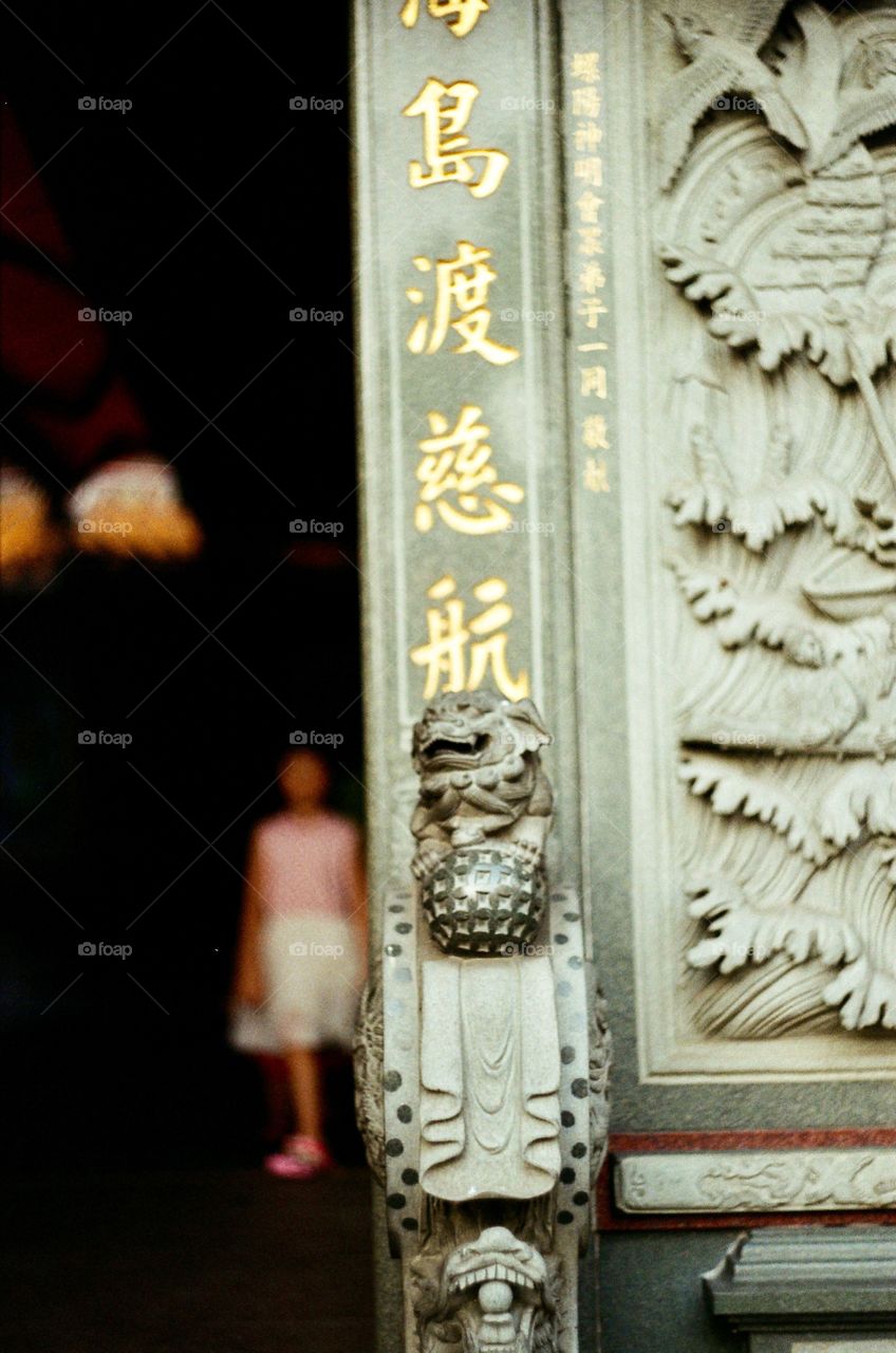 石獅子守護海島渡慈航，暗處有 #紅衣小女孩 
#フィルム #台湾 Little #girl in red hiding in the dark behind the stone #lion #filmphotography #Taiwan #temple #StreetPhotography #KodakColorPlus200 #PorstCompactReflex #Helios44M