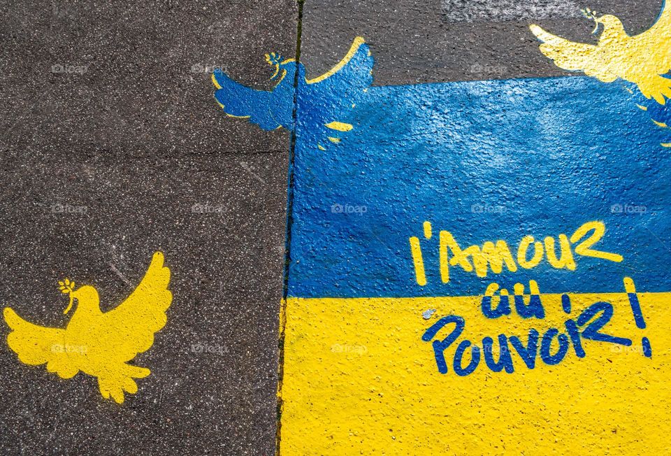 Paris street art supports Ukraine 🇺🇦