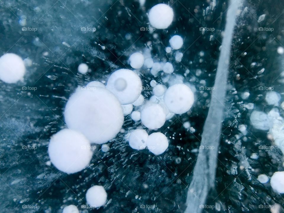 Purty bubble are coming up to us but infortunately they were frozen beneath before the mission done, still looks superb!