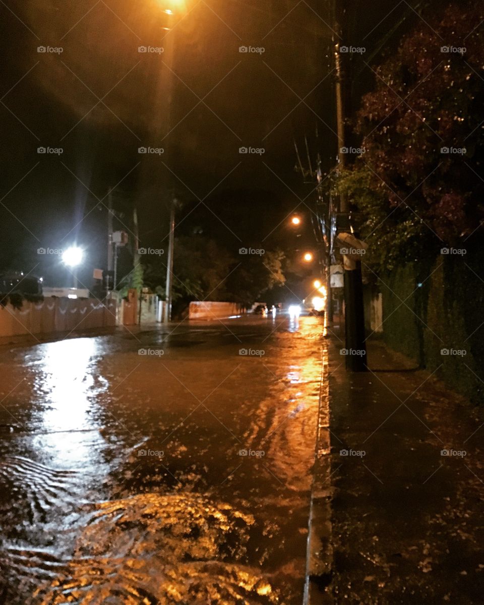 E toda vez é a mesma coisa: vem a #chuva, um #rio se forma aqui no trecho do Retão. 
Pudera, não tem bueiro! A calçada some e as pessoas, obrigatoriamente, também.
😡