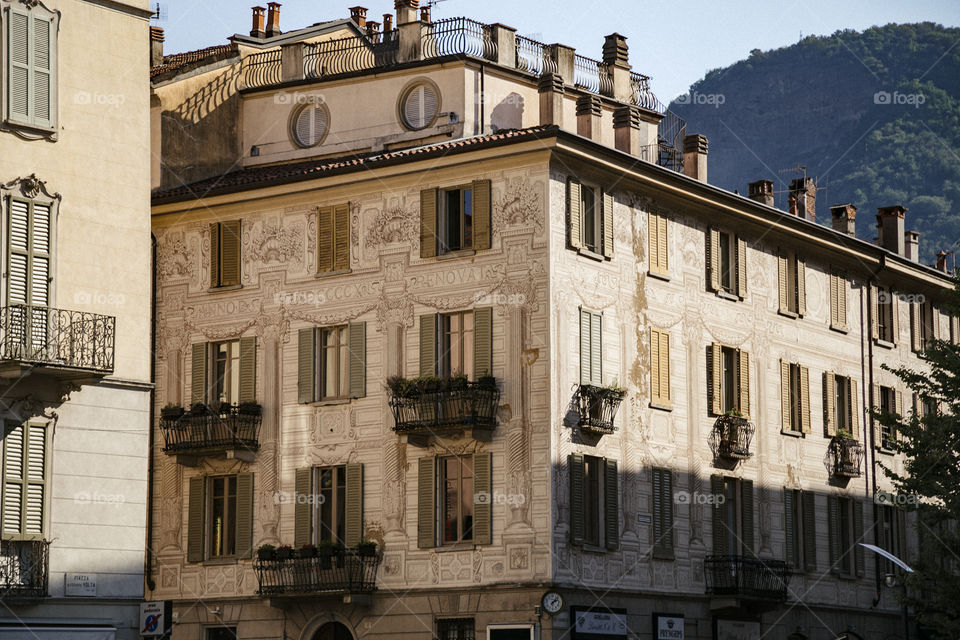 Lago Como no norte da Itália é um lugar lindo para se conhecer na Europa, com paisagens incríveis!