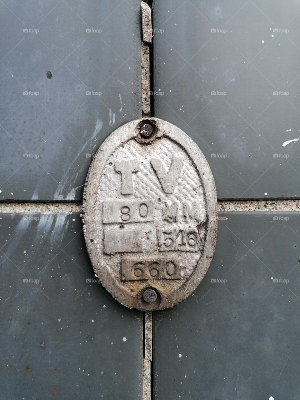 Old signs on the walls of the house tell you where the water pipe closure is. Important information.