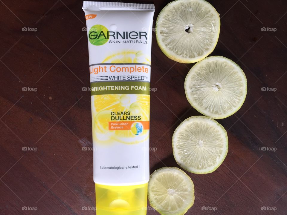 Wash face with garnier facial foam