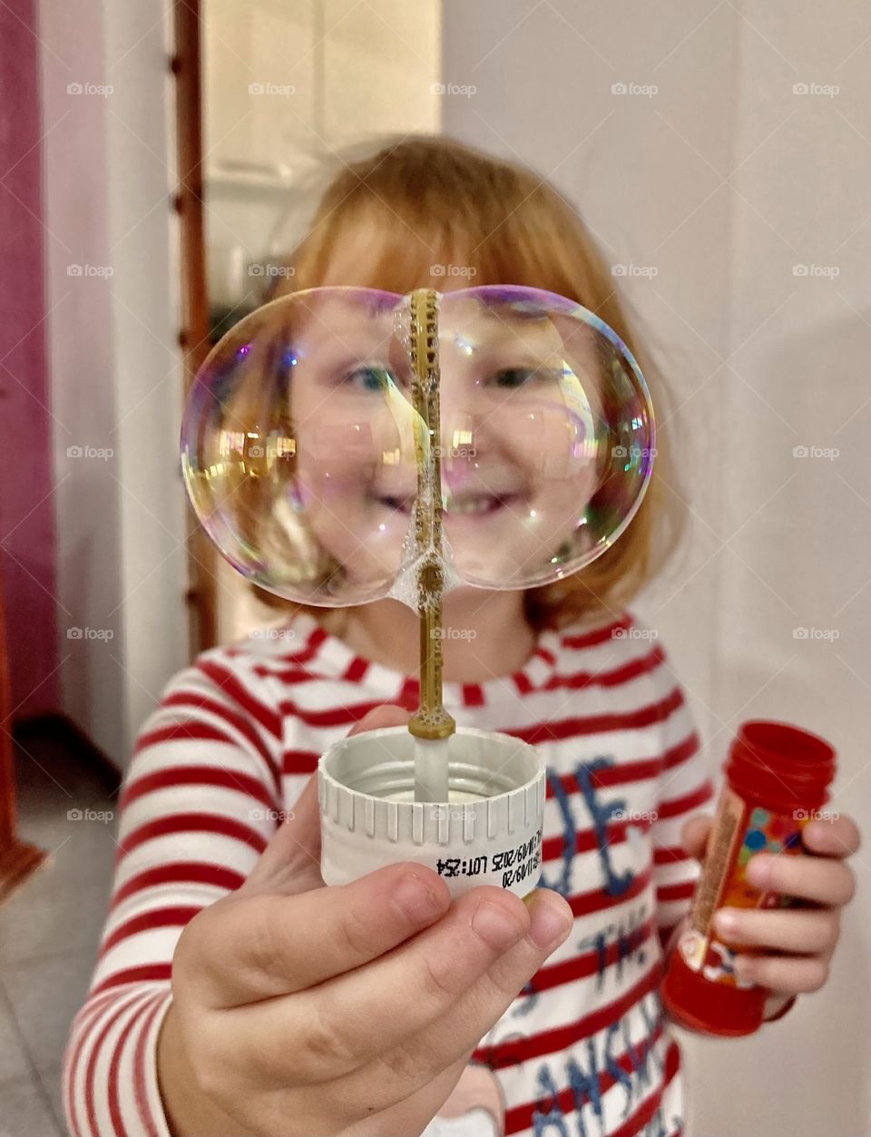 🇺🇸 Is there a cooler toy than making soap bubbles? It's fun and very cheap! / 🇧🇷 Tem brinquedo mais legal do que fazer bolinha de sabão? É divertido e bem barato!