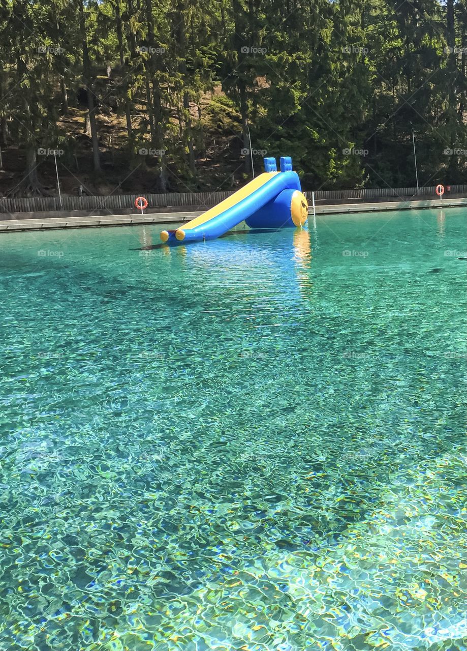 The bridge slides in the pool