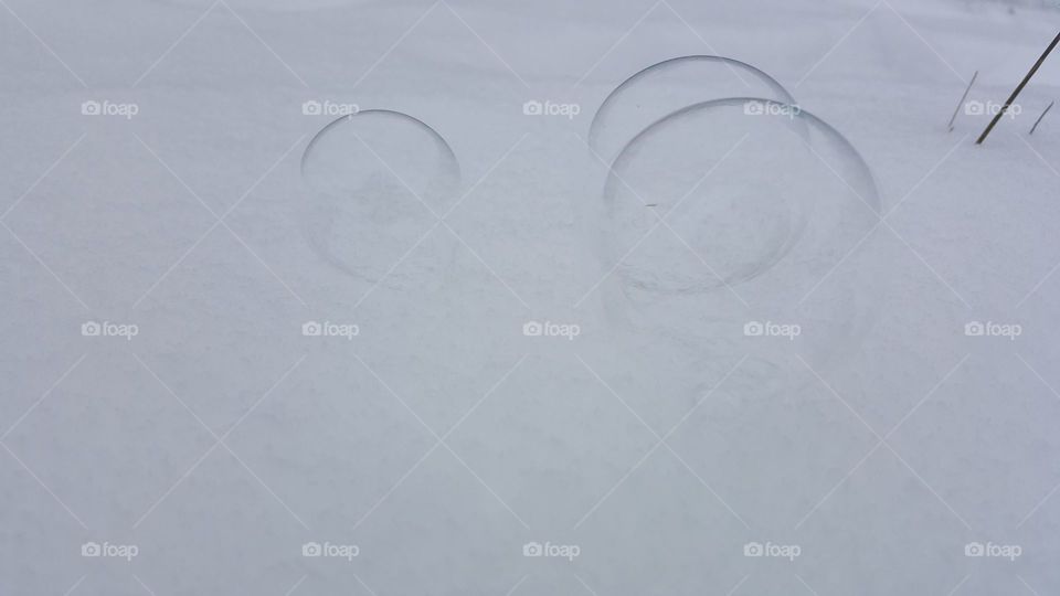 seifenblase auf schnee