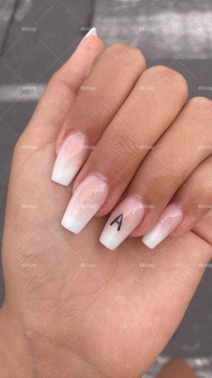 uñas de moda con la inicial del novio la juventud divino tesoro