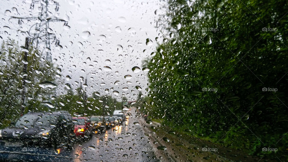 капли на стекле