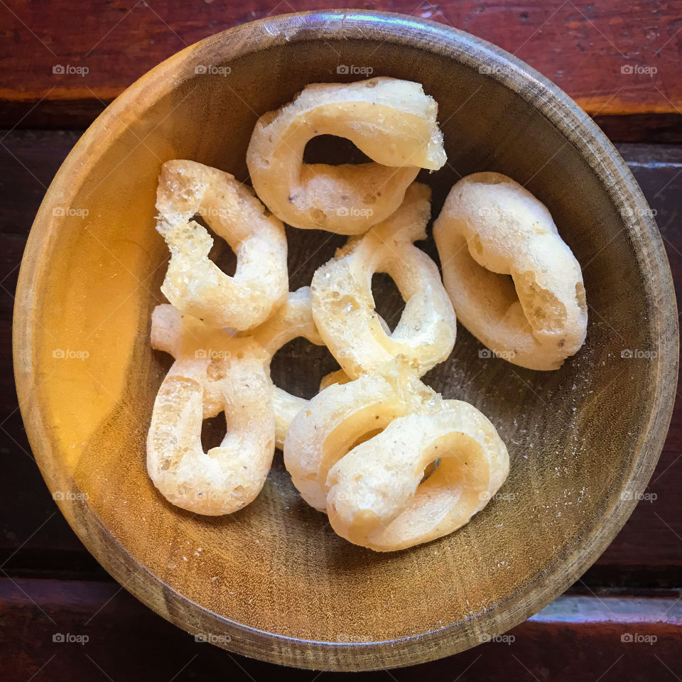 Beautiful wooden bowl with delicious sprinkle cookies.  And you, do you also like starch biscuits?