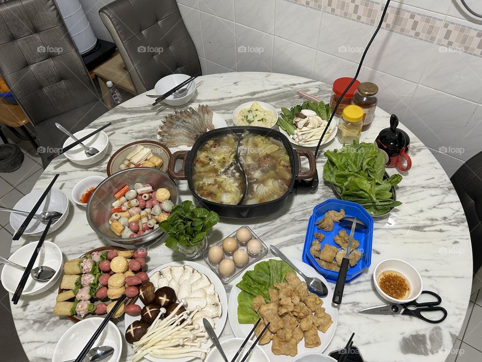 Clay pot steamboat seafood 