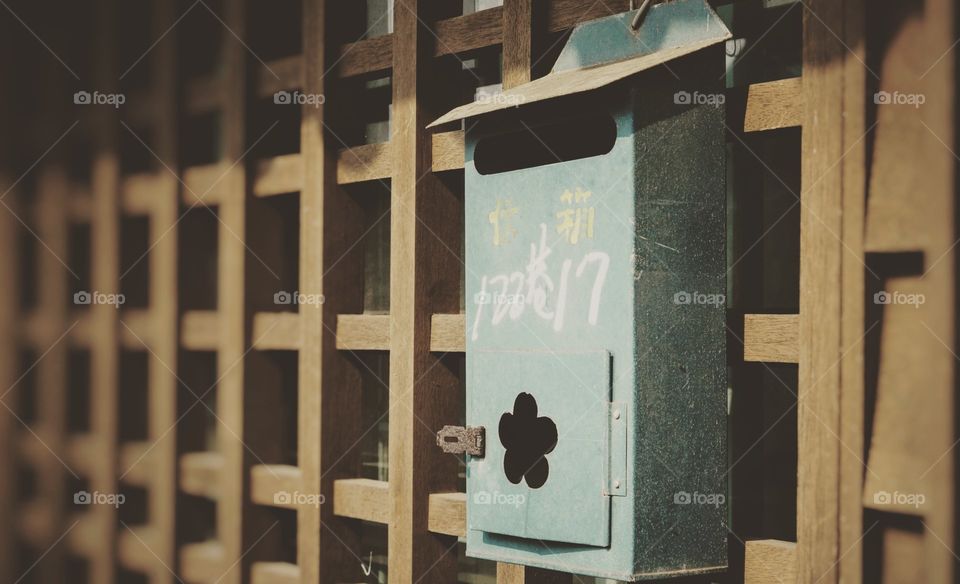 old mailboxes.   When visiting the Yilan Luodong Forest Farm, old mailboxes shot in front of wooden houses were emailed to everyone. When I saw that the old mailbox was reminiscent of a small one, I came home after school and went downstairs. Standing on tiptoe, raising his hand, he reached into his mailbox and remembered his parents' letters.