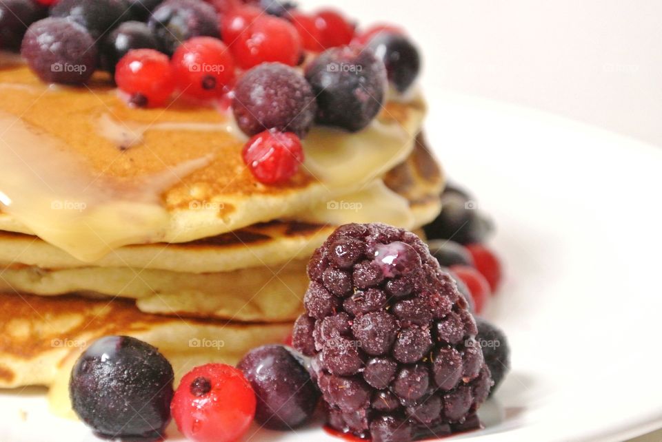 pancakes with berries