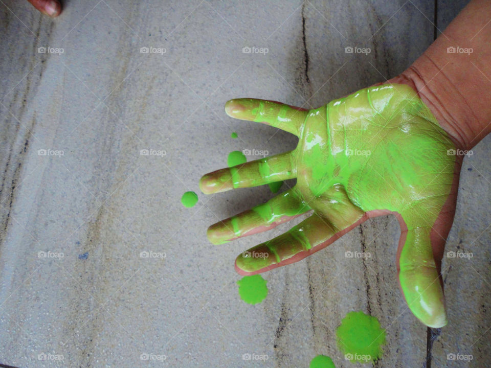 Green color on child hand