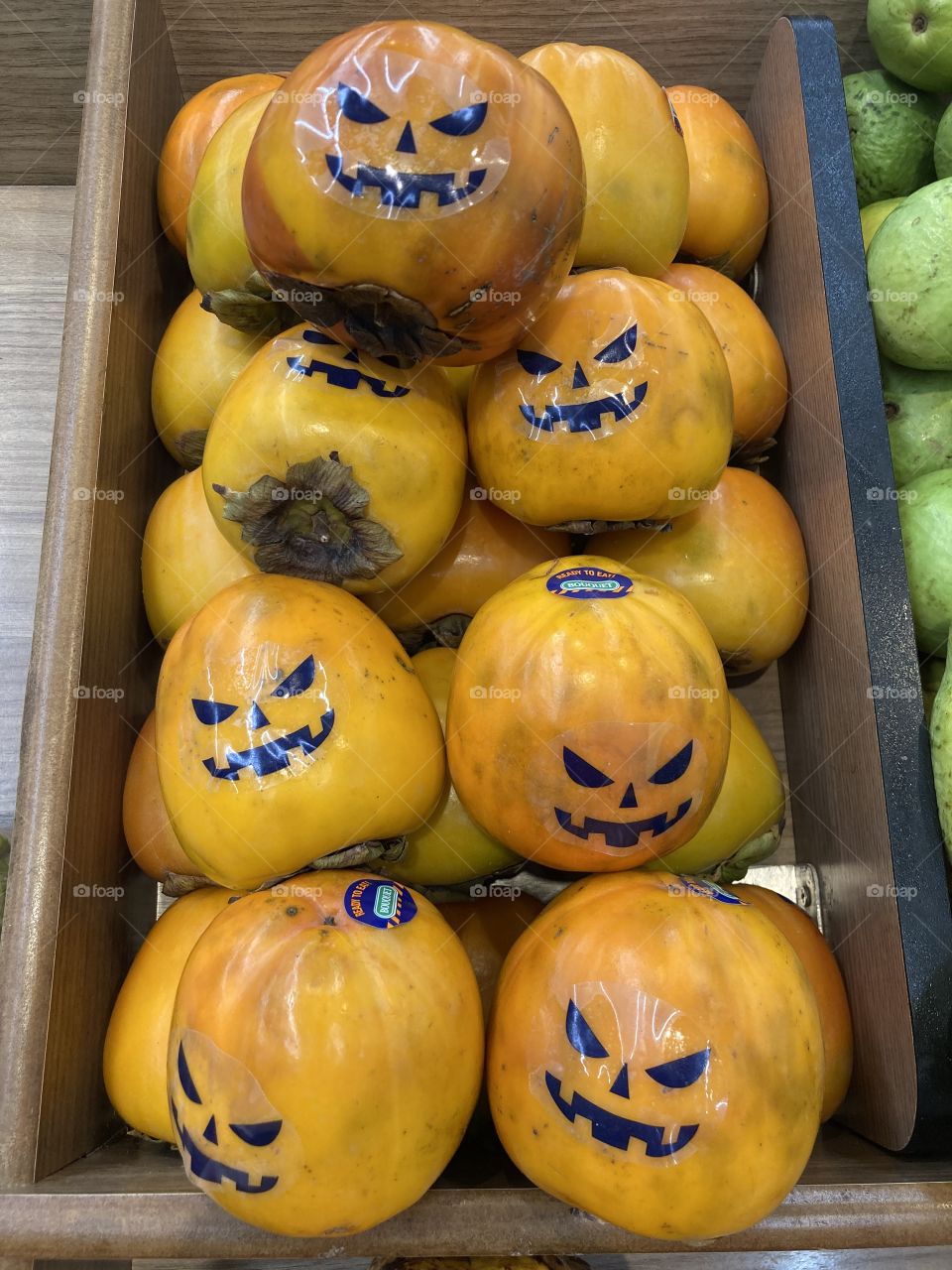 Here in Brazil, at Haloween, pumpkins were exchanged for delicious persimmons - a local fruit rich in vitamins! / Aqui no Brasil, no Haloween foram trocadas as abóboras pelos deliciosos caquis - uma fruta local rica em vitaminas!