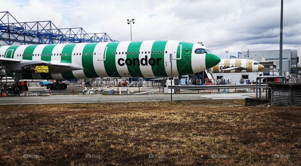 Un avion en cache un autre