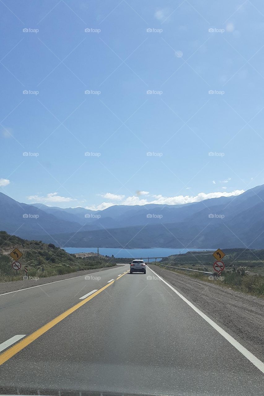 camino hacia el embalse en la precordillera mendocina