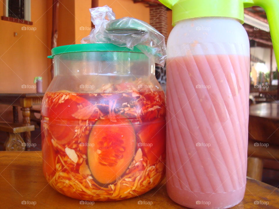 Curtido y salsa de tomate