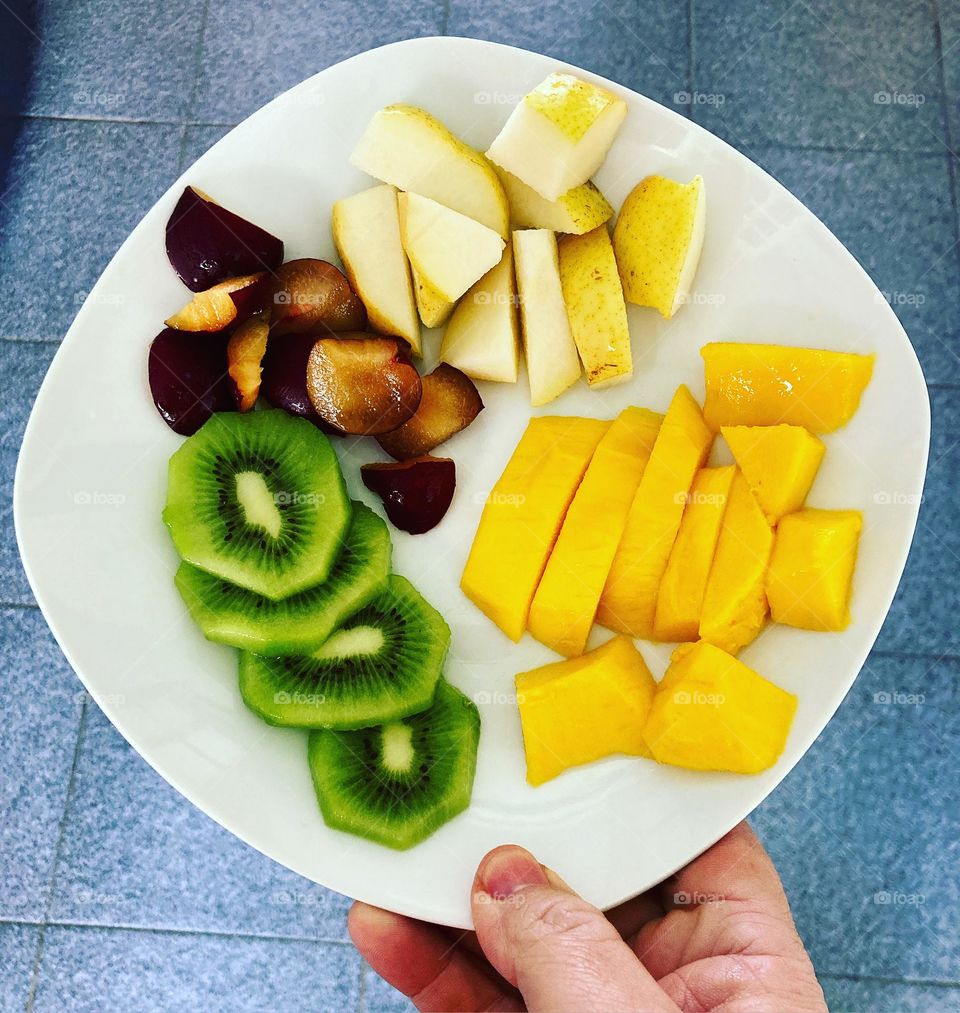 Delicious fruits to bring health: mango, kiwi, plum and pear. Hmm…who wants it? Eat fruit that is good for you. / Frutas deliciosas para trazer saúde: manga, kiwi, ameixa e pêra. Hum… quem vai querer? Coma fruta que faz bem.