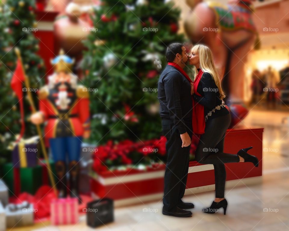 Christmas Kiss at the Mall. Friends at the Mall for holiday photos 