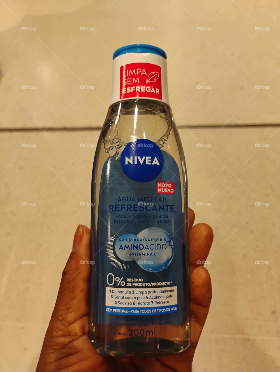 Fez aquela maquiagem? NIVEA Água Micelar Refrescante,  para todos os tipos de pele sem perfume. Remove facilmente a maquiagem e impurezas sem deixar resíduos de produto. Acalma a pele, hidrata, suaviza e refresca. NIVEA trata sua pele com carinho
