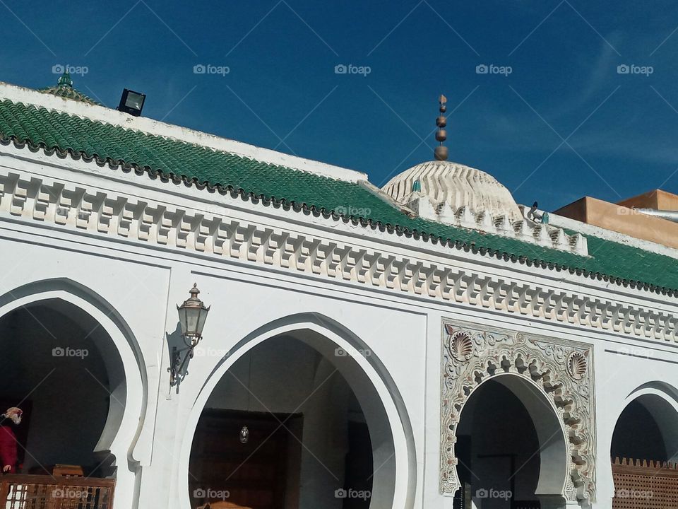 Université alkaraouyin, (Founded in 859 by Fatima Al-Fihriya, Al Quaraouiyine University of Fès (UAQ Fès) is a university located in Fez and considered to be the oldest in the word. )