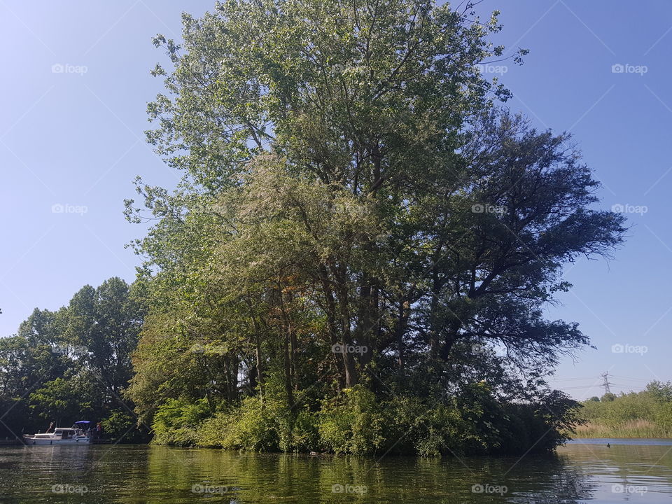 Dive into the Oostvoornse lake and find the shipping history of Voorne-Putten or sail the battlefield of the Watergeuzen, the Brielse lake.