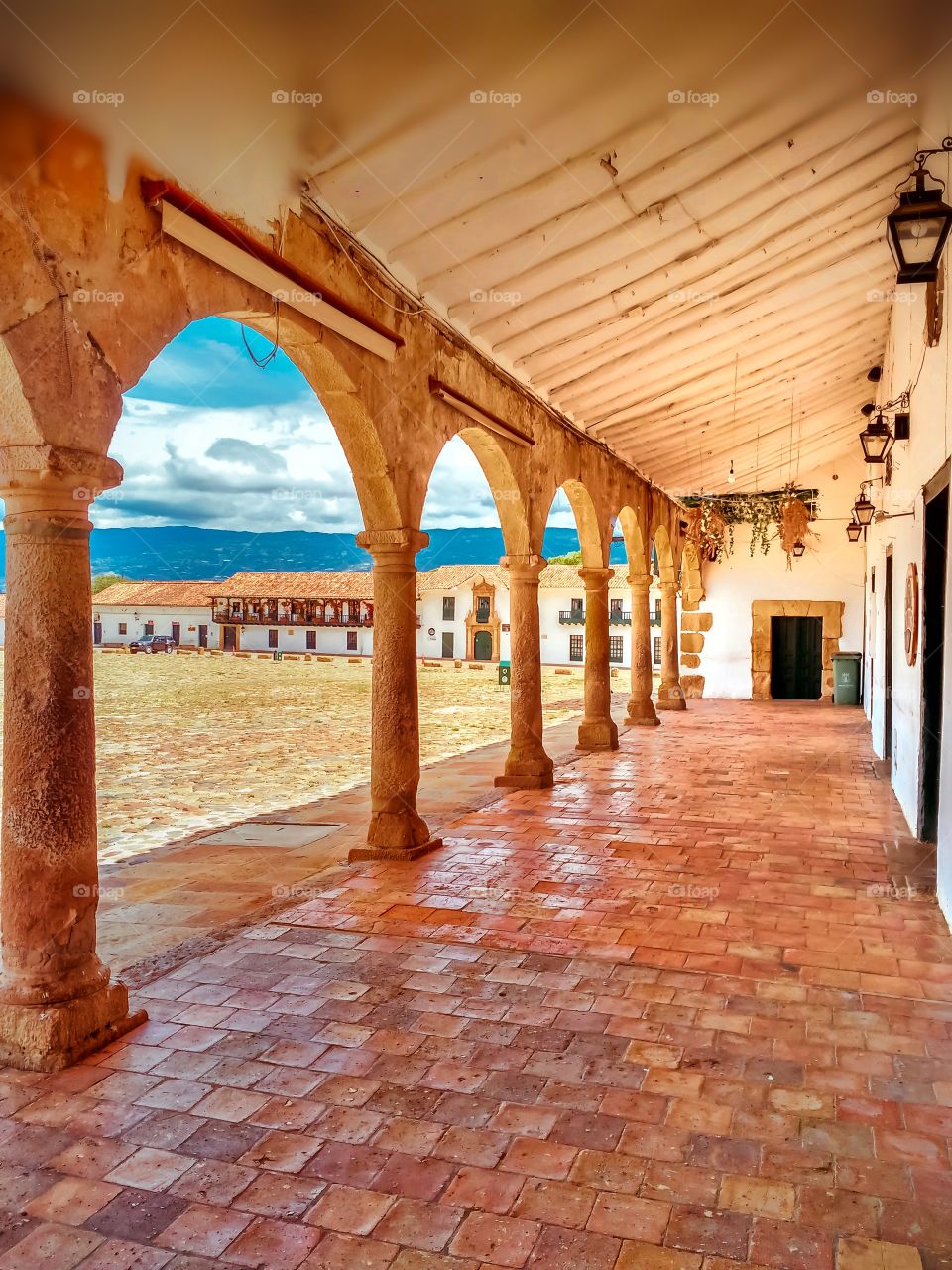 Villa de Leyva, Boyacá Colombia - Arcos en la plaza principal. Arquitectura colonial. Villa de Leyva, Boyacá Colombia - Arches in the main square.  Colonial architecture.