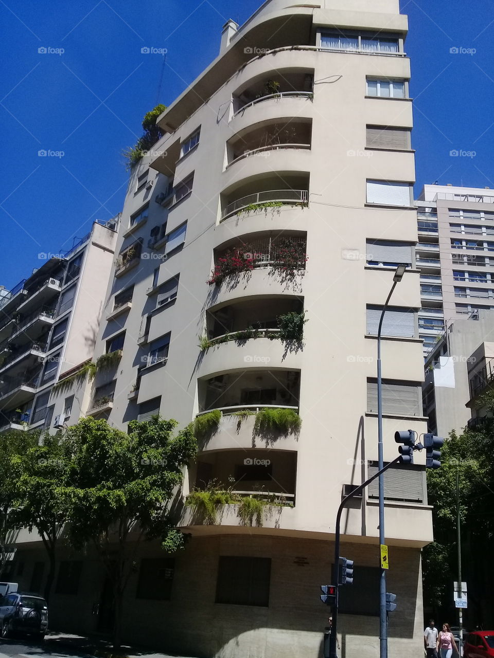 conjunto de modernas edificaciones urbanas destinadas a oficinas y viviendas familiares en una céntrica avenida de la ciudad de Buenos Aires