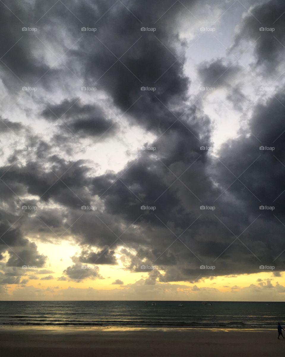 Agora, 04h50 (horário local). Está abafado e aparenta que vai chover. Despedimo-nos do nosso passeio com essa incrível obra-prima do Criador (Praia de Maragogi - Alagoas - Brasil) 😝