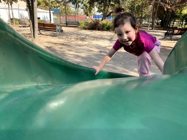 Niña jugando