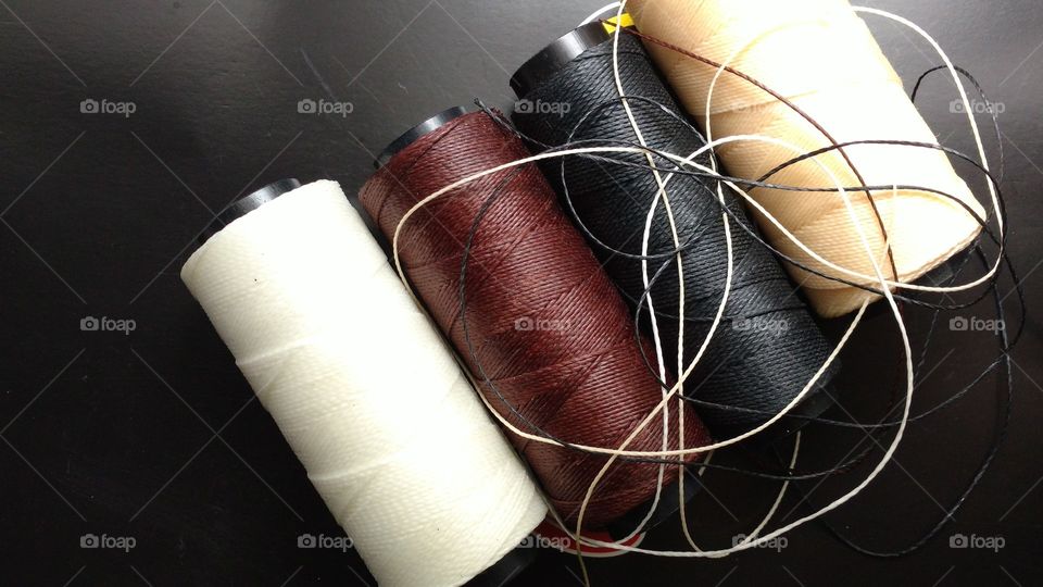 Carreteis "novelos" de linhas de nylon. Para costuras industriais e artesanais, de calçados e selarias.