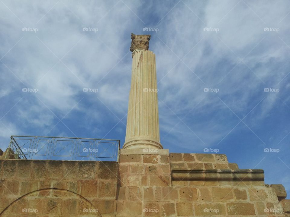 Oudhna, nom contemporain de l'antique Uthina, est un site archéologique tunisien situé à trente kilomètres au sud de Tunis