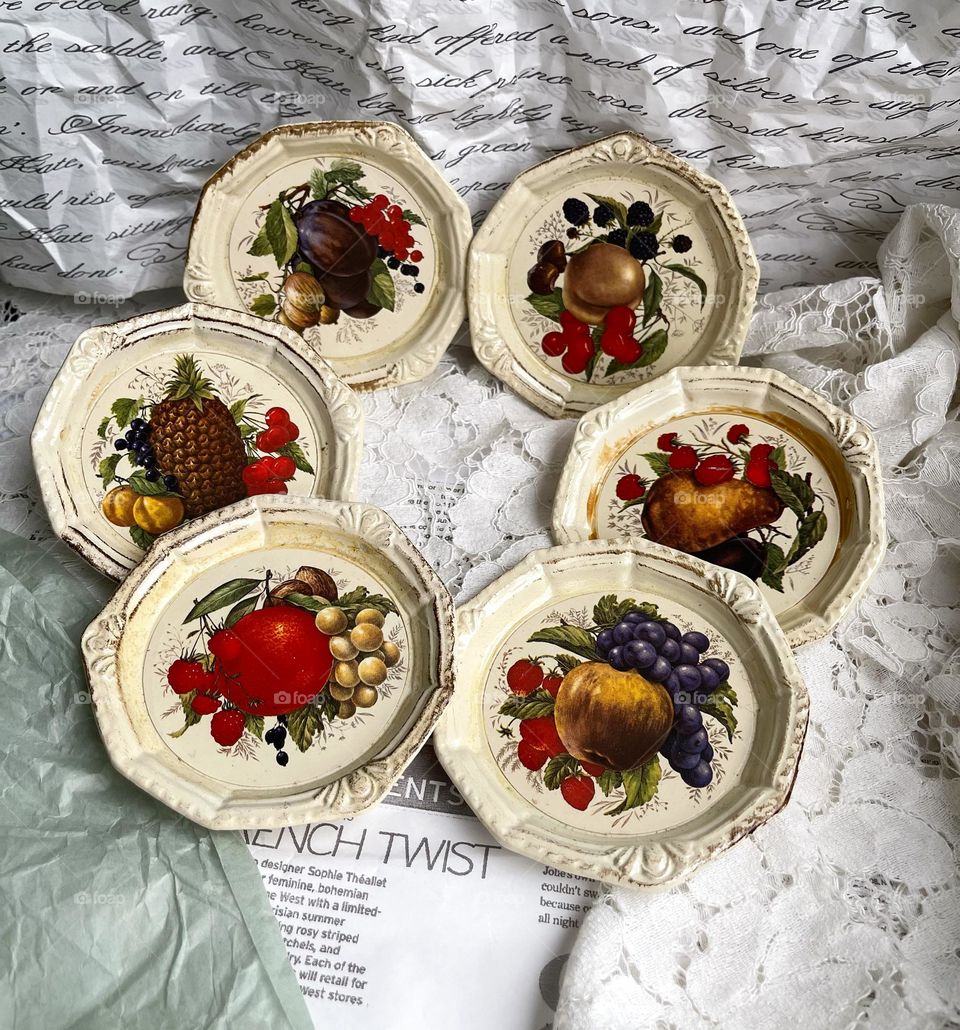 Wooden little plates with fruits pattern