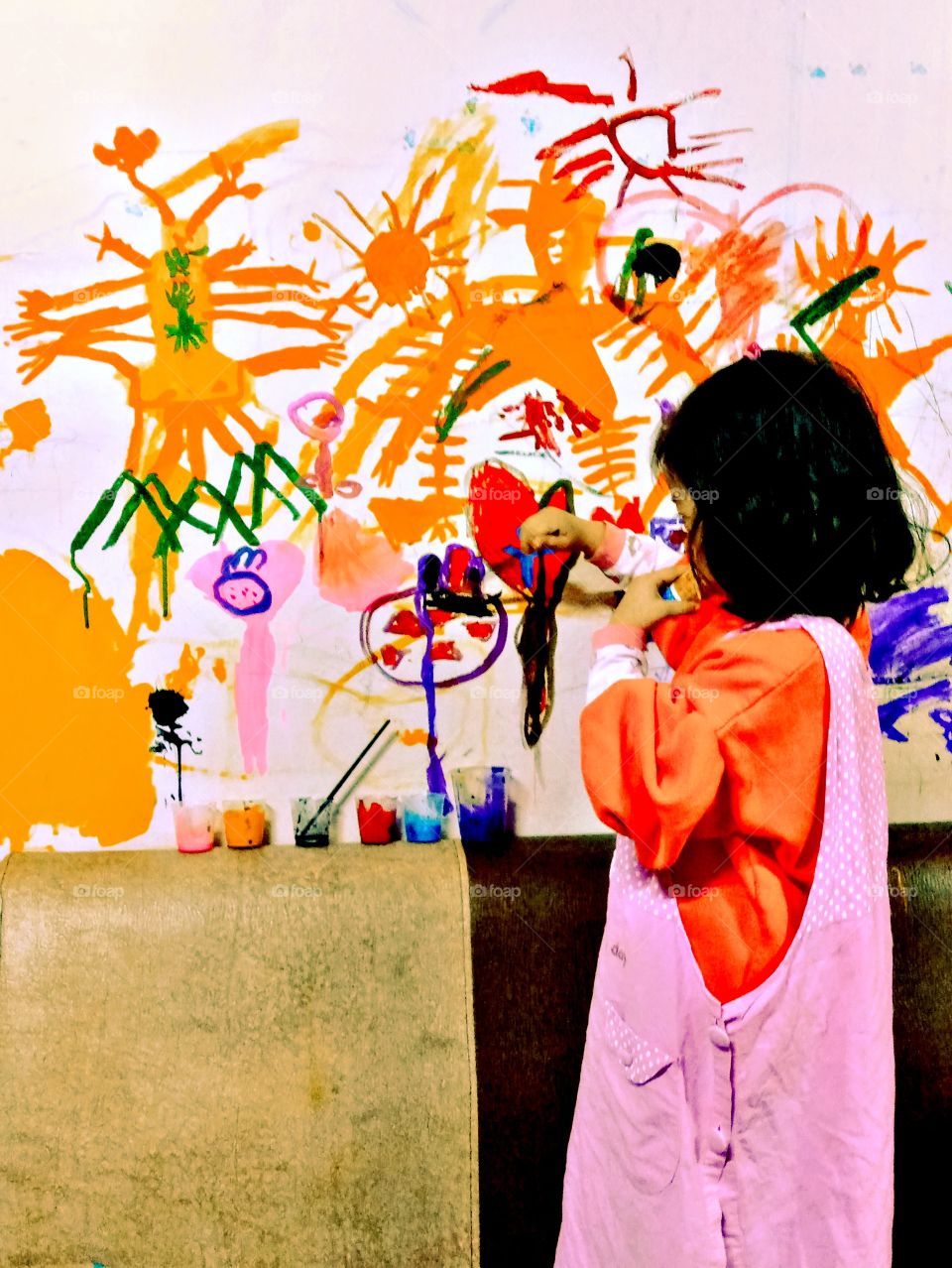 The little girl and the painting.
she loves the idea of doing a painting of the things that she loves.
so, she paint heart, balloons inside the red heart, a black strawberry inside the pink heart.
she loves balloons and she loves eating strawberries.