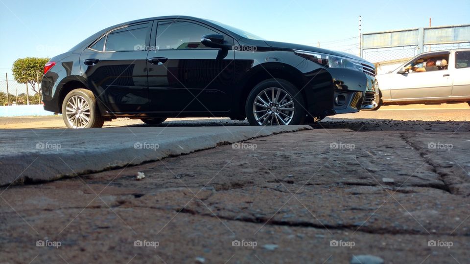 Carro preto na rua. Acho que serve pra Uber...