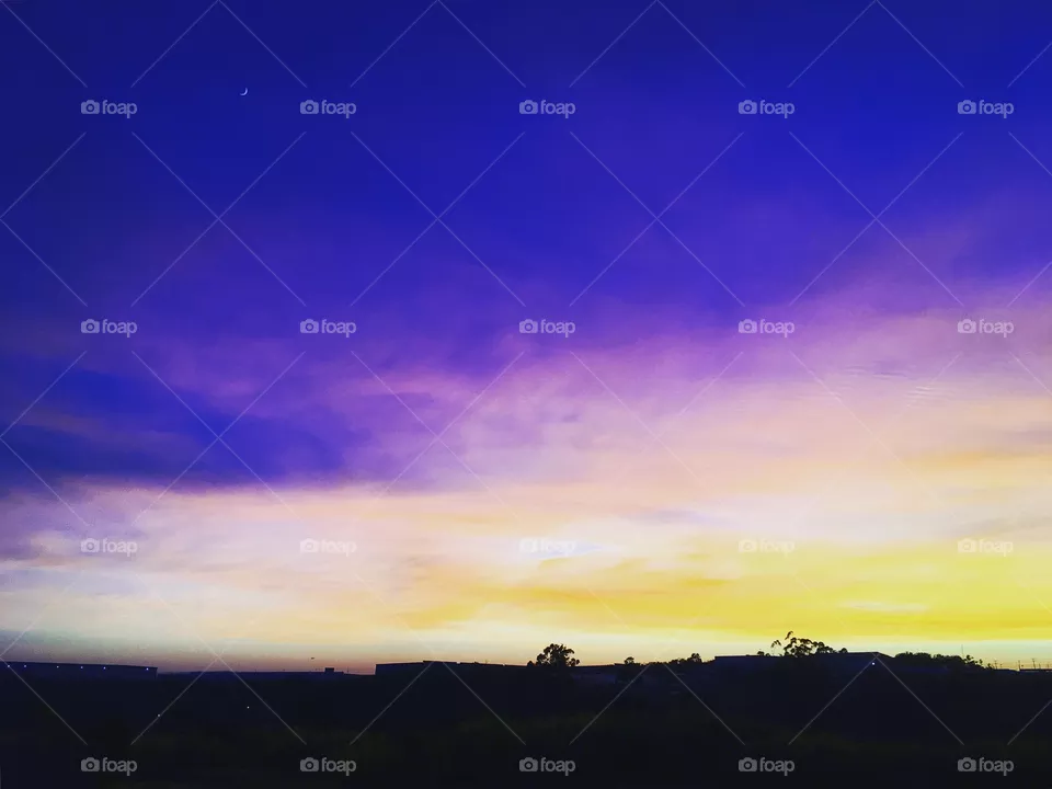 🇧🇷 Ótimo amanhecer na Segunda-Feira, com as cores bonitas da nova semana que se inicia!

🇺🇸 Great dawn on Monday, with the beautiful colors of the new week ahead!