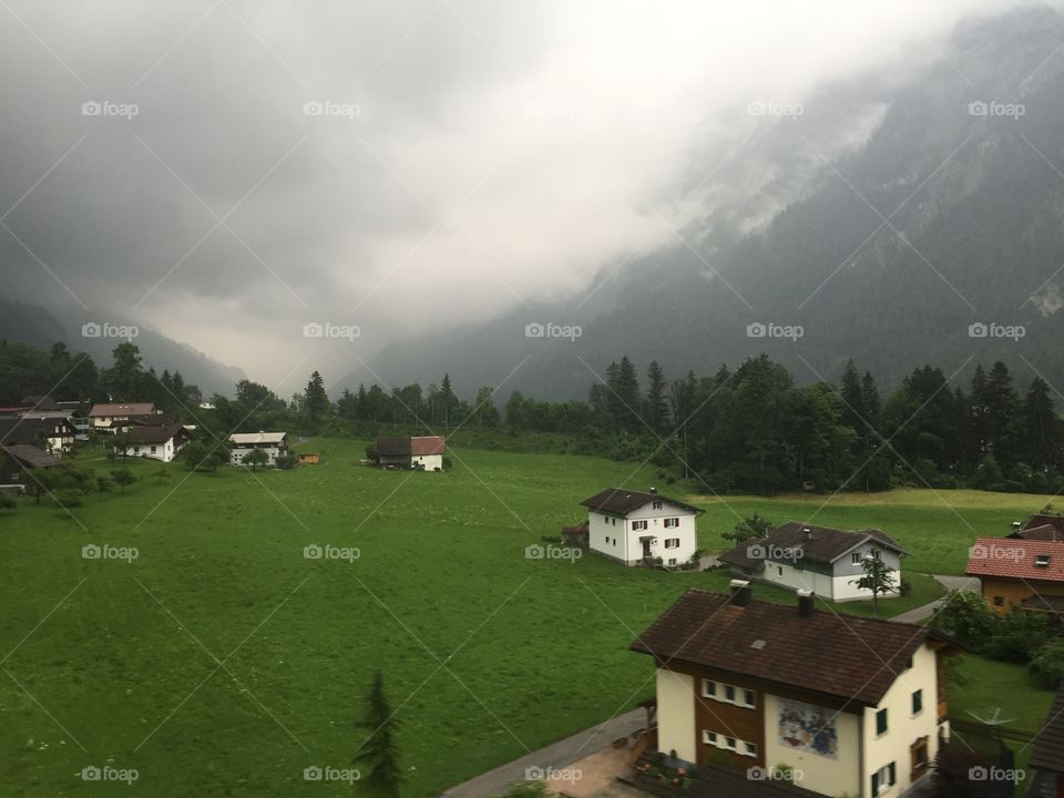 Nubes en los alpes suizos