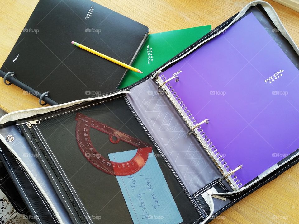 Inner mesh pocket holds all