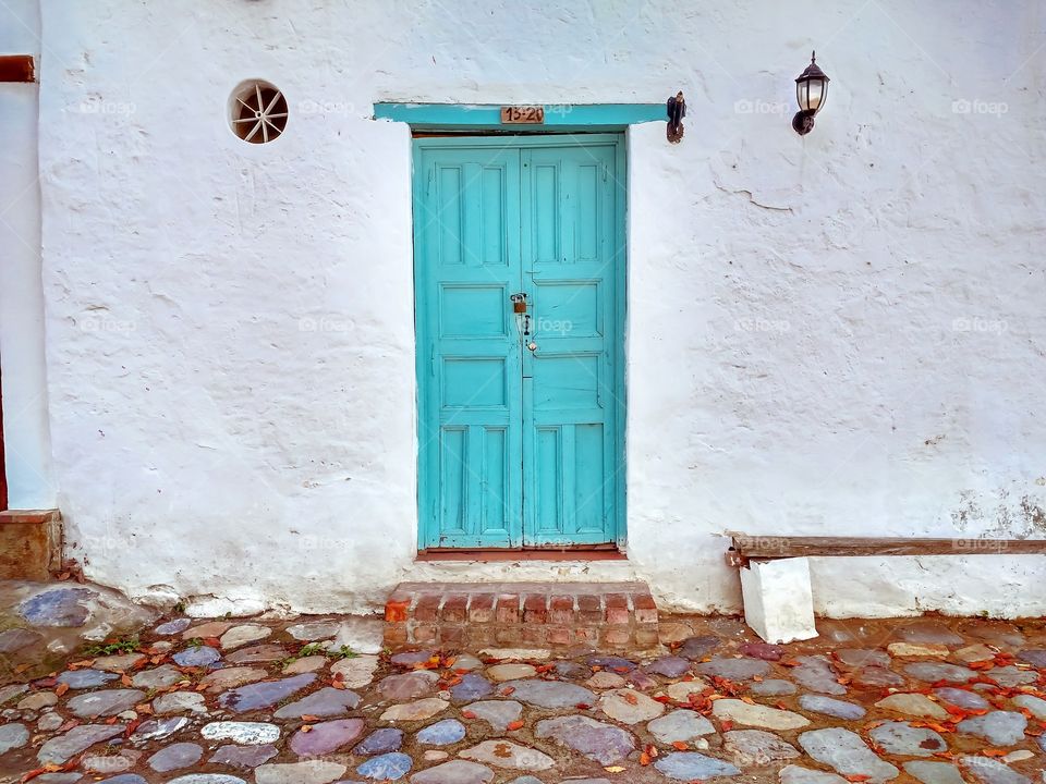 Beautiful old door in Villa de Leyva, Boyacá, Colombia. Hermosa puerta antigua en Villa de Leyva, Boyacá, Colombia. Fachada, Facade, Ancient, Horizontal